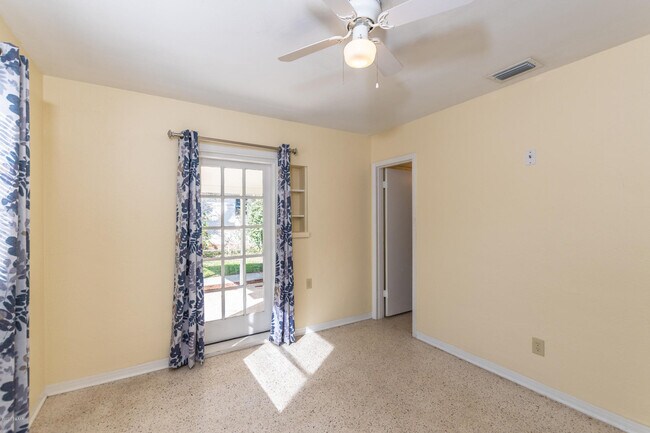 Building Photo - 136 Valencia Dr