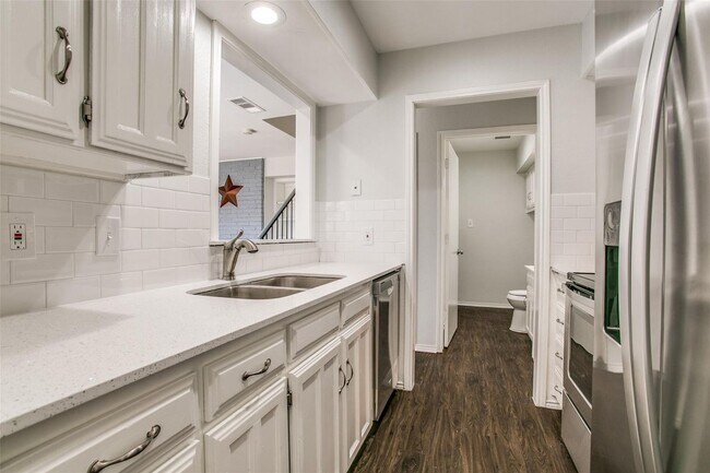 Building Photo - 2801 Meadow Park Dr