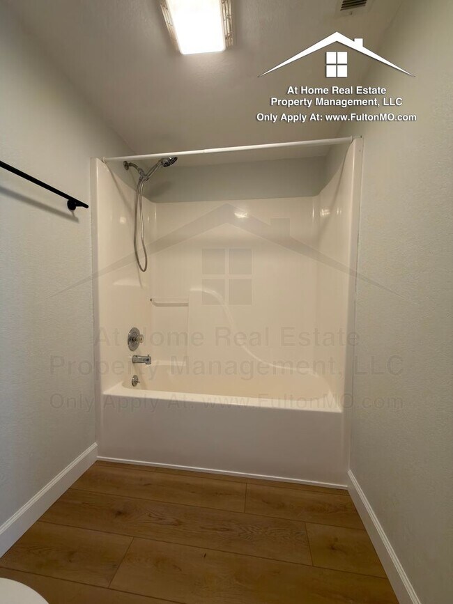 Building Photo - Greystone Court Duplex 1011-1013