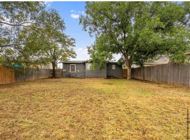 Building Photo - 2 bed 1 bath near Slide and Marsha Sharp n...