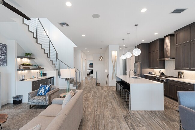 Building Photo - 14836 Granada Dr