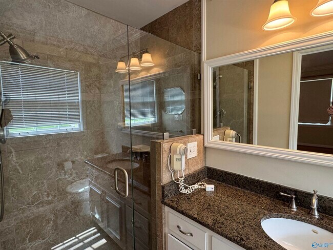 Building Photo - 816 Mira Vista Dr SE