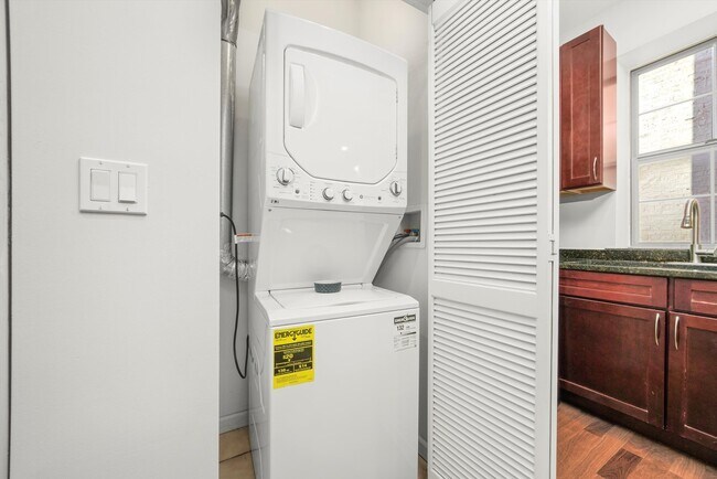 Building Photo - 3551 W Belle Plaine Ave