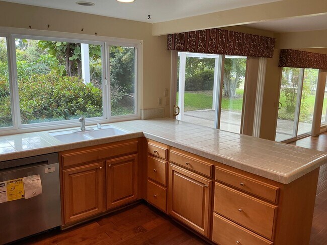 Building Photo - Charming 4 Bedroom 2 Bath 2 Story Home in ...
