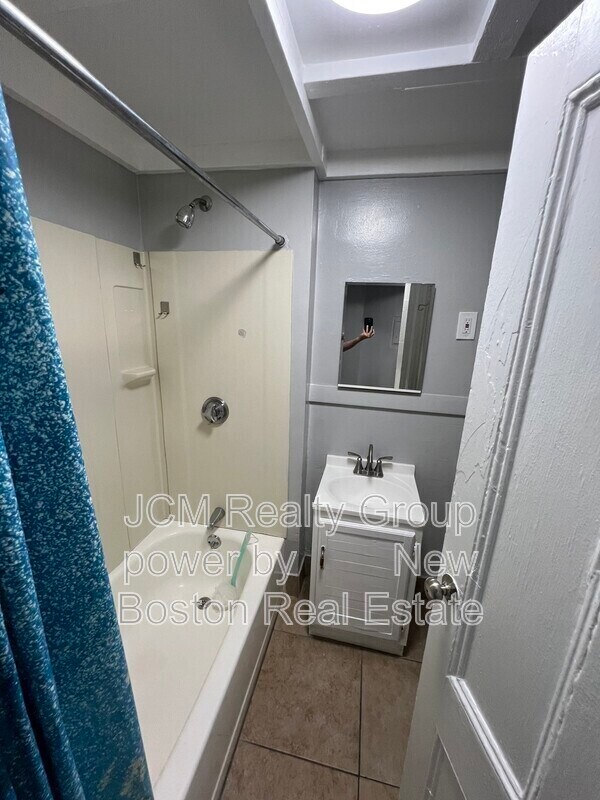 Building Photo - 64 Hollis St