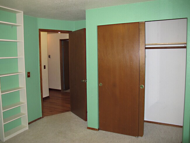 Building Photo - 601 NW Ensign Dr