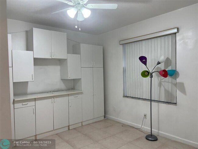 Building Photo - 7400 SW 37 Ct