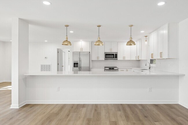 Building Photo - Renovated 4 Bed, 4 Bath Single Level Home, No HOA