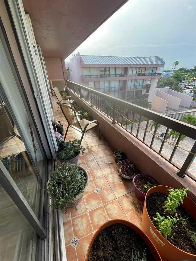 Building Photo - 7040 Coral Wy