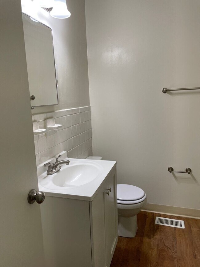 Building Photo - 2 bedroom ranch style apartment