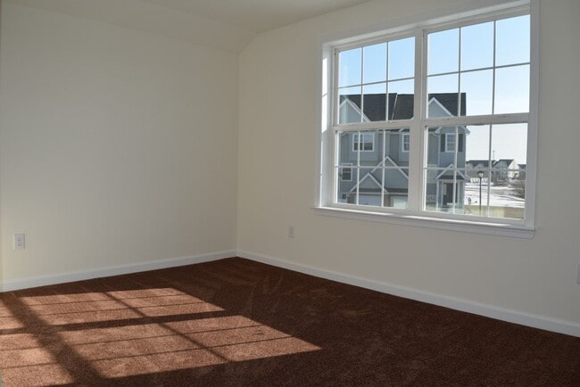 Building Photo - Spacious Duplex close to schools and shopping.