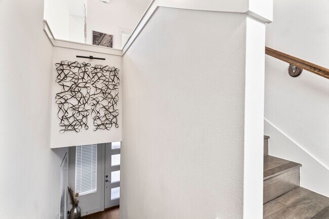 Building Photo - 2210 Lou Ellen Ln