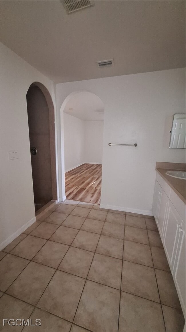 Building Photo - 3018 SW 10th Ave