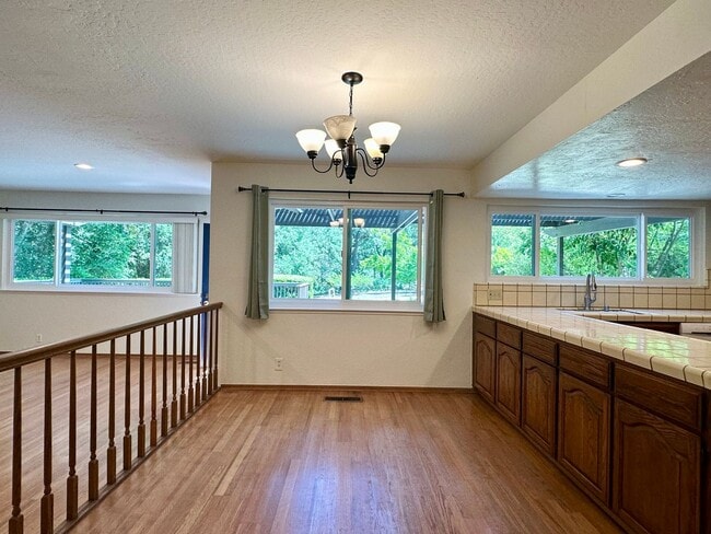 Building Photo - 4 Bedroom Home + Den in Saratoga!