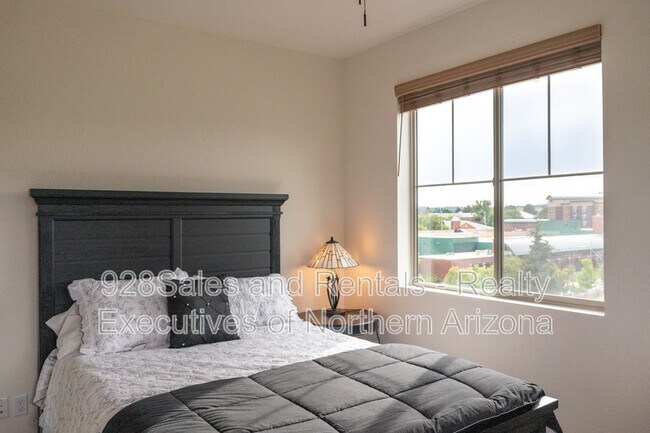 Building Photo - 207 S Beaver St