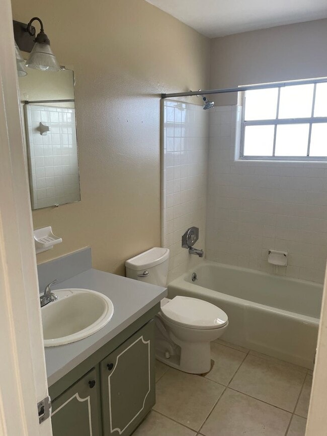 Building Photo - 2 bedroom 2 bath - walk in closet - master - dining area in kitchen