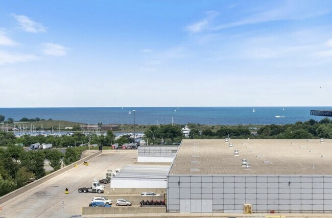 Building Photo - 320 E 21st St