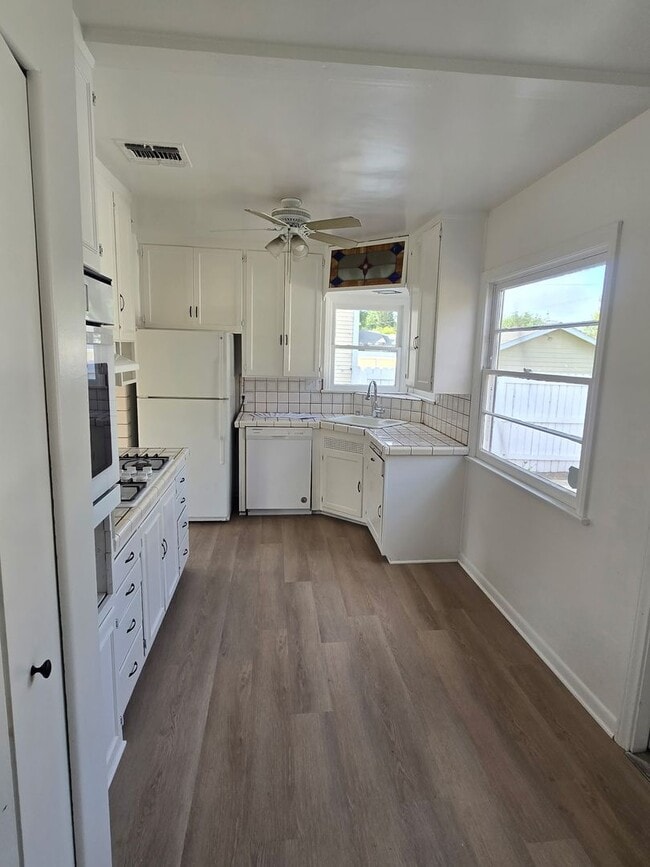 Building Photo - ORANGE OLD TOWN PLAZA  3 BEDROOM 2 BATH HO...