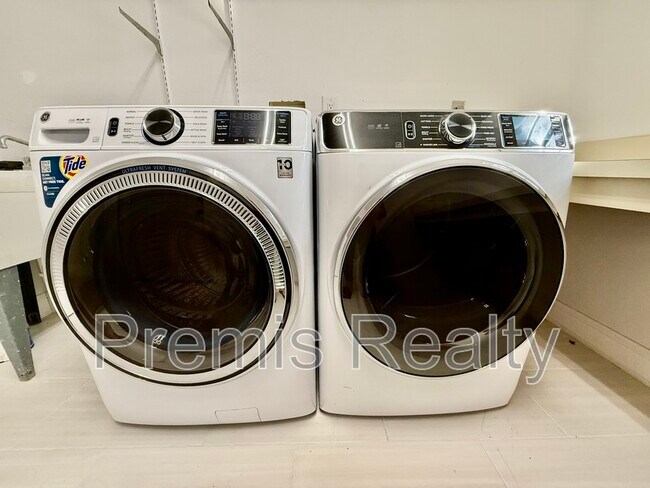 Building Photo - 957 Weathersfield Dr