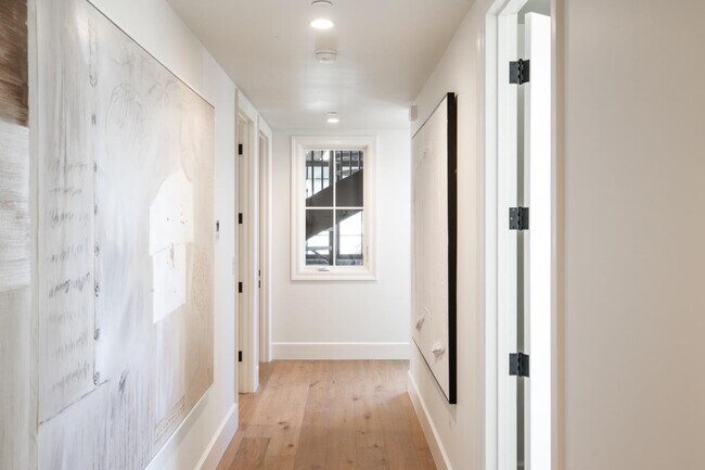 Building Photo - 164 Waverley St