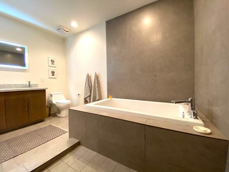 Primary bath - 6001 Carlton Way