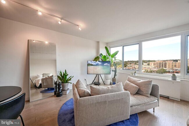 Building Photo - 1330 New Hampshire Ave NW