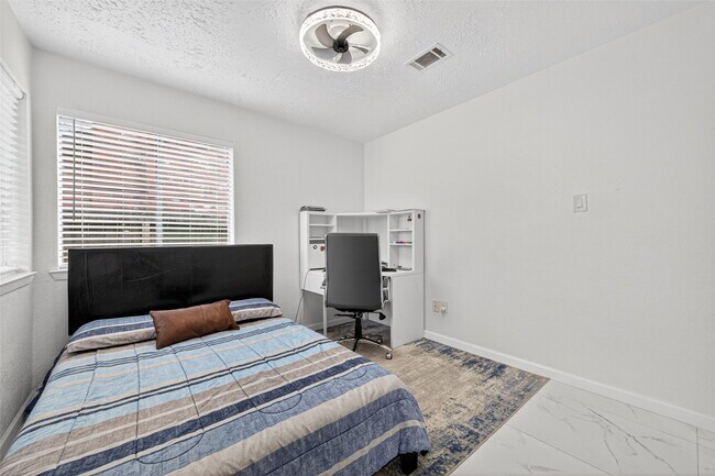 Building Photo - 14310 Royal Hill Dr