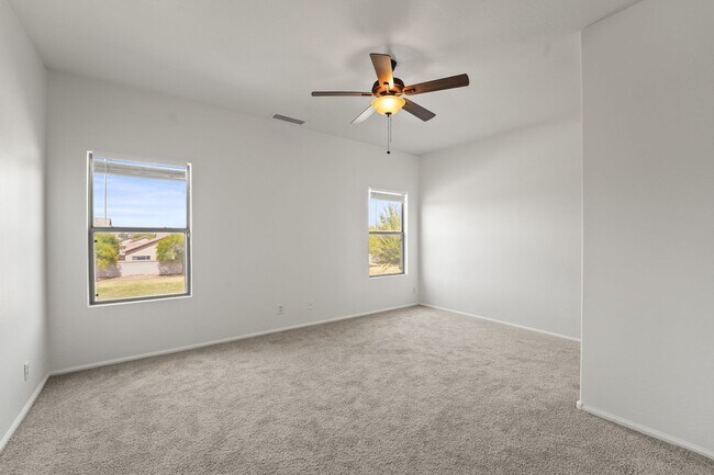 Building Photo - Charming 4-Bed, 2.5-Bath Home in Skyline R...