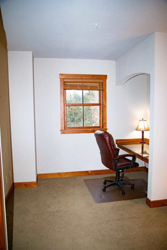 Building Photo - Wonderful Furnished 3 Bedroom & 2 Bathroom...