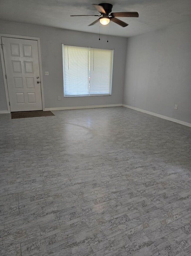 Building Photo - Charming 3/1/1 in Dunnellon!!!