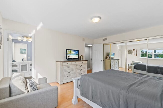 Building Photo - 2424 NE 9th St