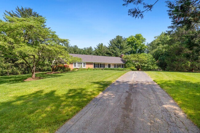 Building Photo - 3 Bed 3 Bath - Potomac Falls Rambler - 2 Car Garage