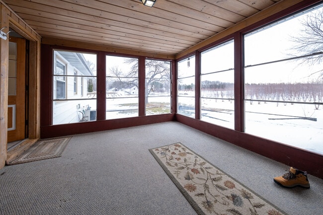 Building Photo - 22925 Oakdale Dr