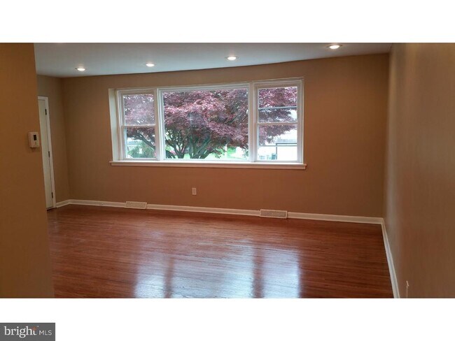 Building Photo - 9960 Woodfern Rd