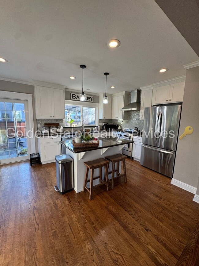 Building Photo - Pleasant St