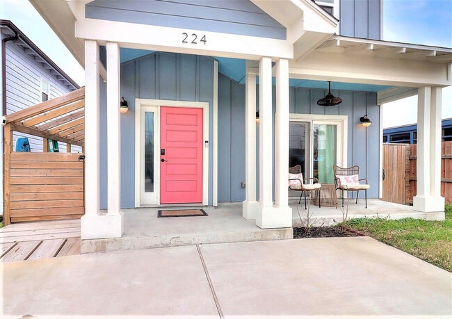 Building Photo - 224 E Oaks Ave