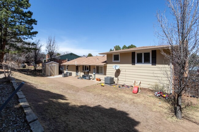 Building Photo - Charming 4 Bedroom on the West side of Col...