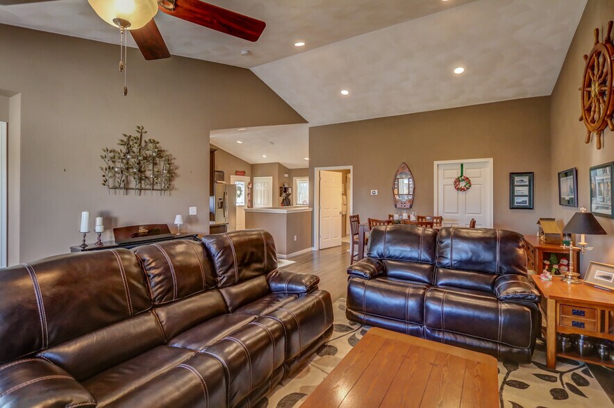Upper family room - 836 Thompson Drive