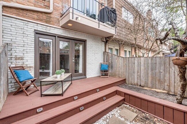 Building Photo - 384 N Post Oak Ln