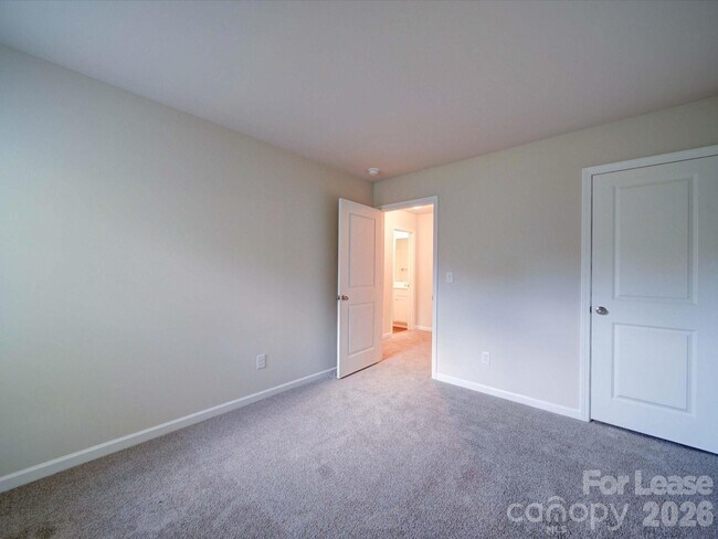 Building Photo - 916 S Battleground Ave