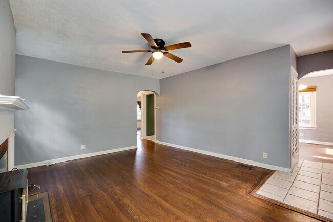 Building Photo - 2935 Glenmore Ave
