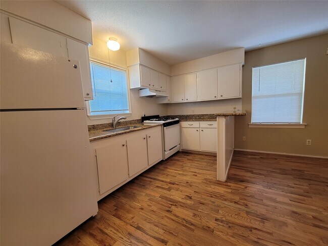 Building Photo - 845 Beverly St