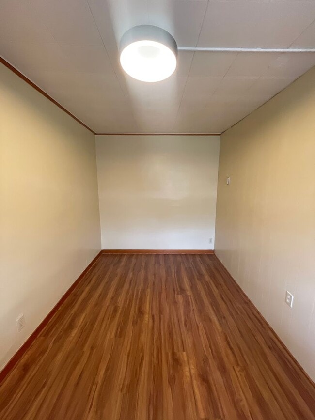 Building Photo - Renovated 3 bed 1 bath with River views fr...