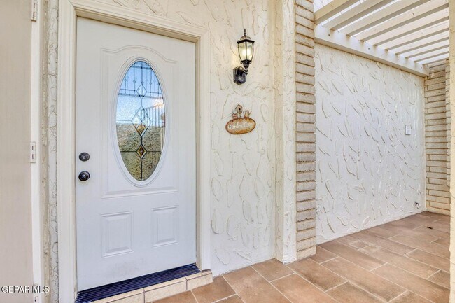Building Photo - 6201 Escondido Dr
