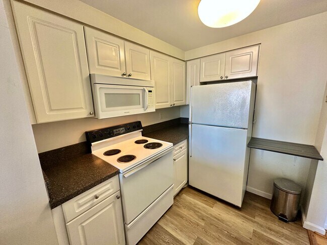Building Photo - FREE RENT! Fantastic 1 Bed with Den/Office/Additional Sleeping area! Conveniently located near Du...