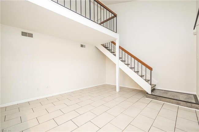 Building Photo - 1545 Lakeport Ct