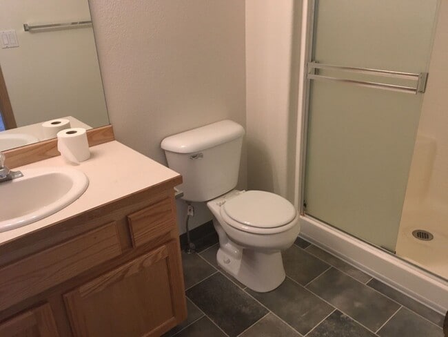 Building Photo - 2 Bedroom Townhome in SW Redmond!