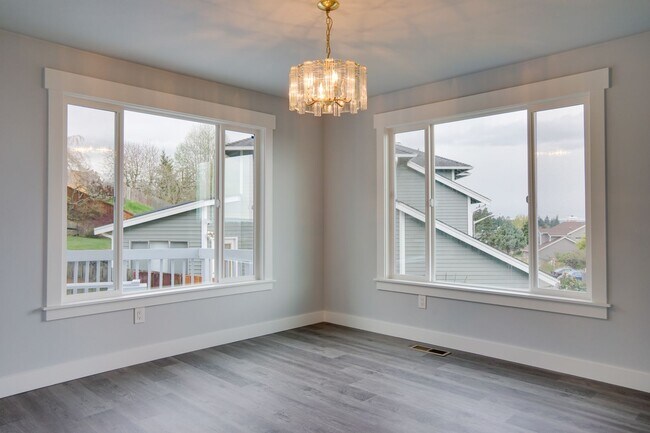 Building Photo - Federal Way Remodeled 2 Story