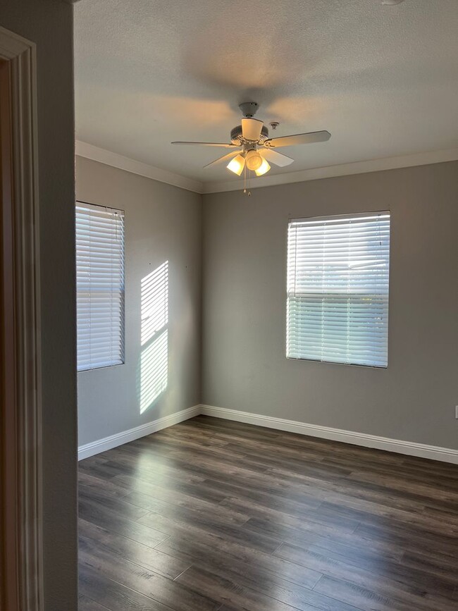 Building Photo - MOVE IN SPECIAL! 1/2 month rent free! West...