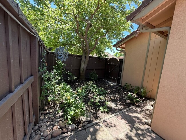 Building Photo - Single story 3 bedroom with attached Garage!